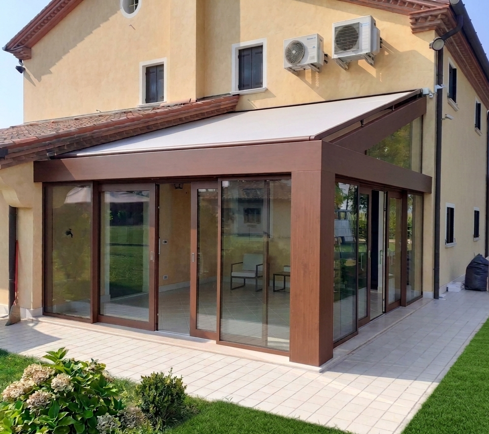 Giardino d'inverno Qubo con vetrate e struttura su misura