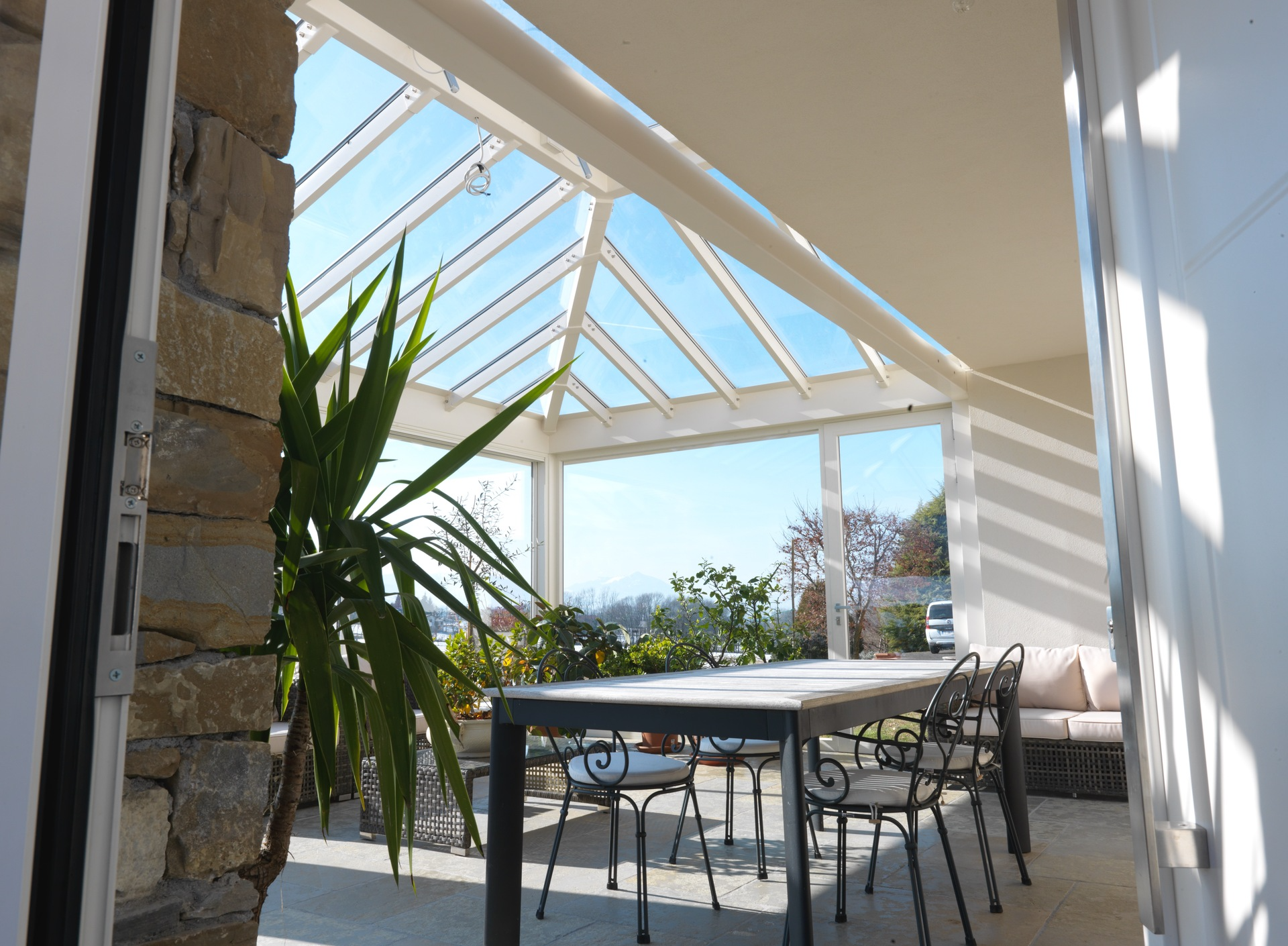 Giardino d'inverno Qubo con vetrate e struttura su misura