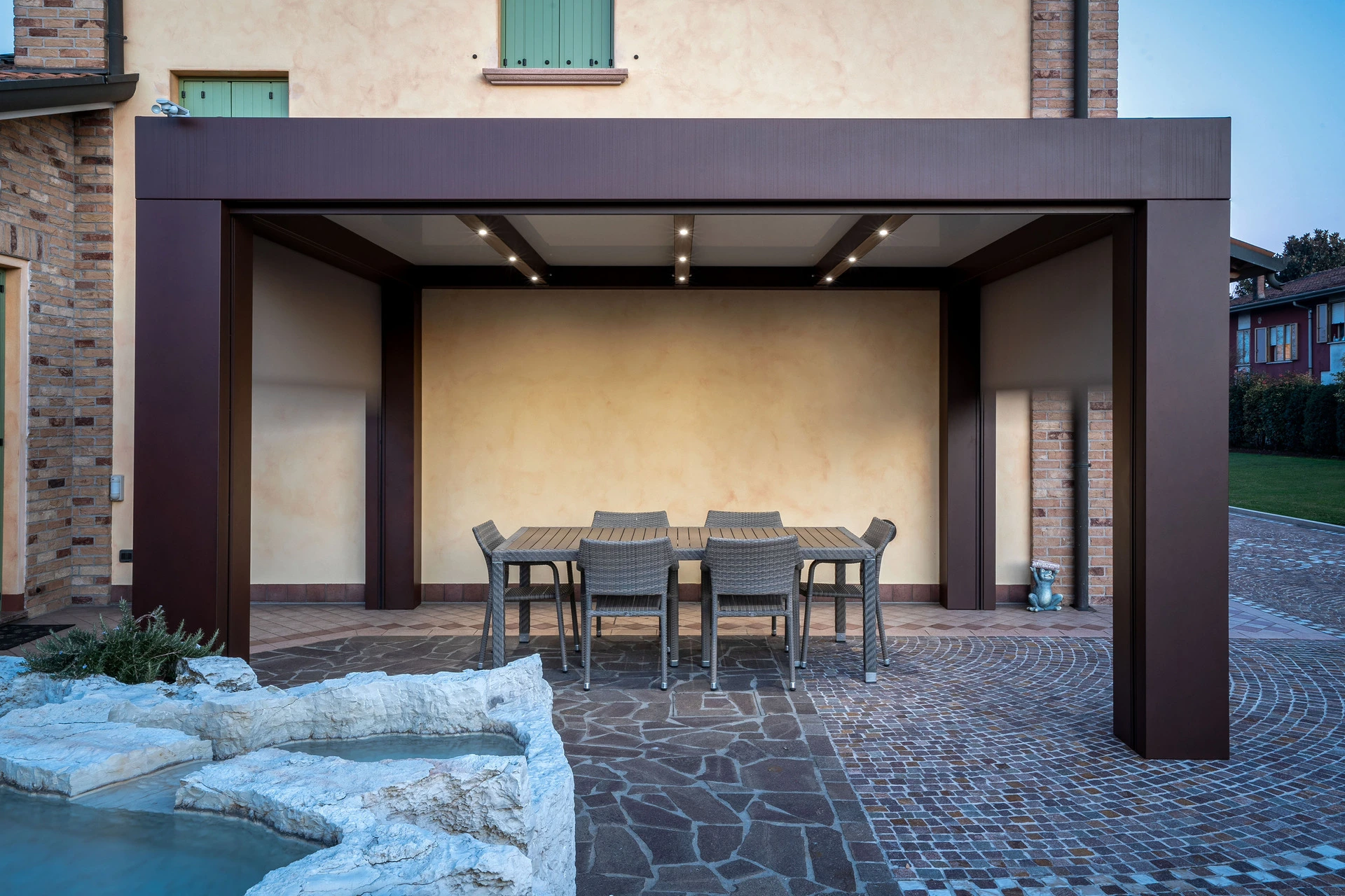 Pergola bioclimatica Qubo con protezione solare e comfort outdoor