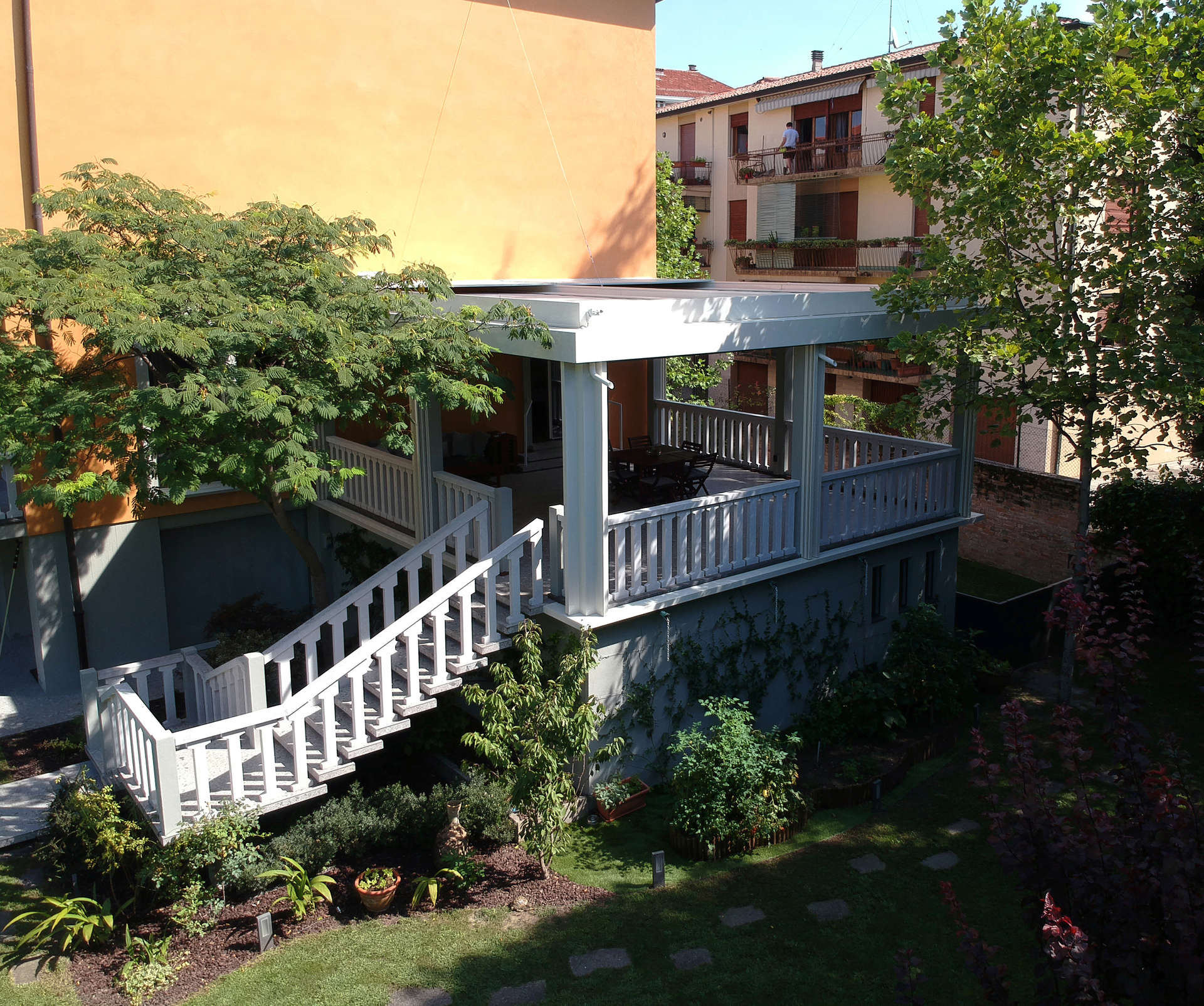 Vista esterna della pergola da giardino Qubo