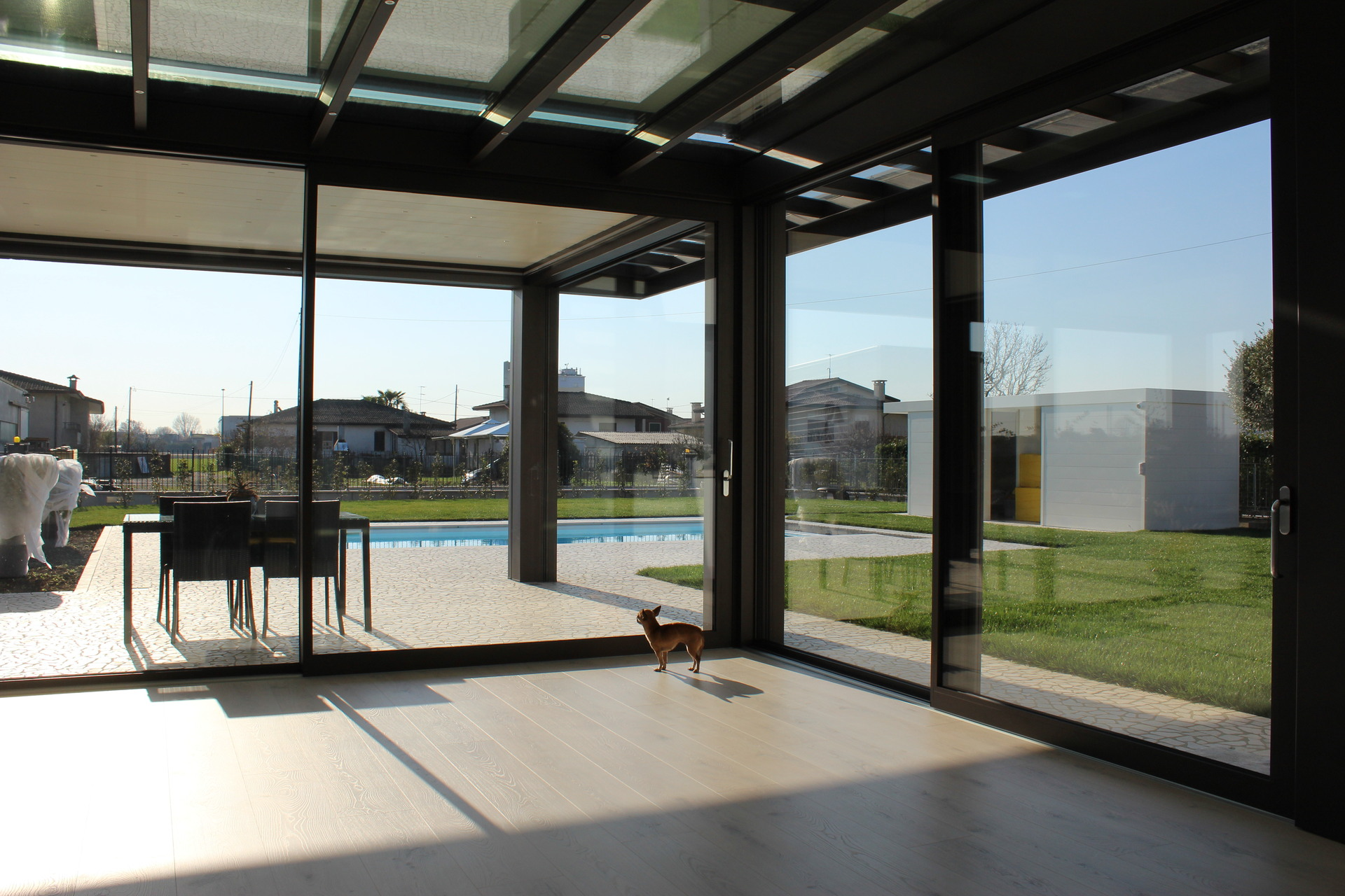 Vista interna della struttura Combi con giardino d’inverno e pergola