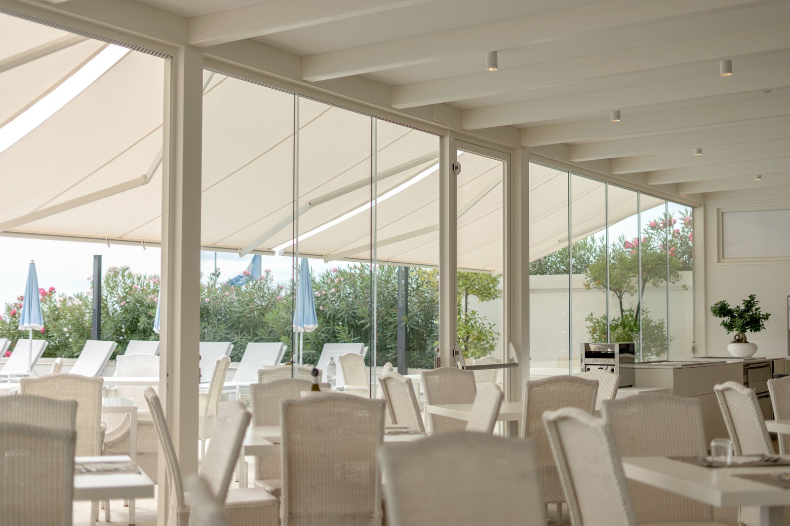 Vista interna delle vetrate panoramiche VEPA per hotel a Jesolo